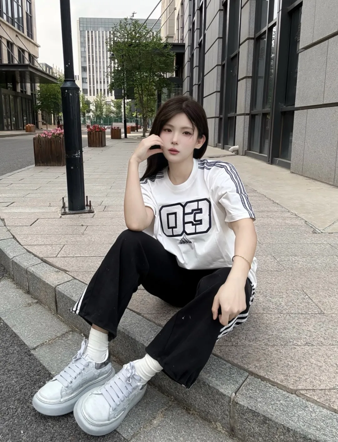 Watermark-free upper body renderings 𝟬𝟱𝟰𝟯#Exclusive real shot/difference between various stolen pictures and online version on the market [𝗮𝗱𝗶𝗱𝗮𝘀 Adidas Trefoil men's and women's digital embroidery sports loose round neck T-shirt short sleeves, selected soft cotton fabric, skin-friendly, Breathable, super comfortable to wear. ✅Full set of 1:1 customized accessories ➕Customized three-label ➕𝗬𝘂𝗮𝗻 version hang tag ➕𝗹𝗼𝗴𝗼 packaging bag🔥 ➕Scan the tag to enter the official website. ✅Top version, ins Xiaohongshu Kuaishou = lots of bloggers wear it. ✅Adidas’ absolute Hot Sale star Same Style Details are online, feel free to compare! The iconic Adidas logo embellishes the chest, highlighting the brand's charm. Fixed color and classic three-bar stripes, classic will never go out of style! Versatile is not picky, the original model is perfect for the upper body, so buy it with your eyes closed! ✅The striped elements on both sides of the sleeves add a sporty and fashionable feel, making it easily adaptable to various sports or daily leisure scenes. Whether you are running for fitness or hanging out on the street, it can keep you full of energy without losing the sense of fashion. ✅Complete sizes to meet the needs of different body shapes! Color; White Black Size S-XXL